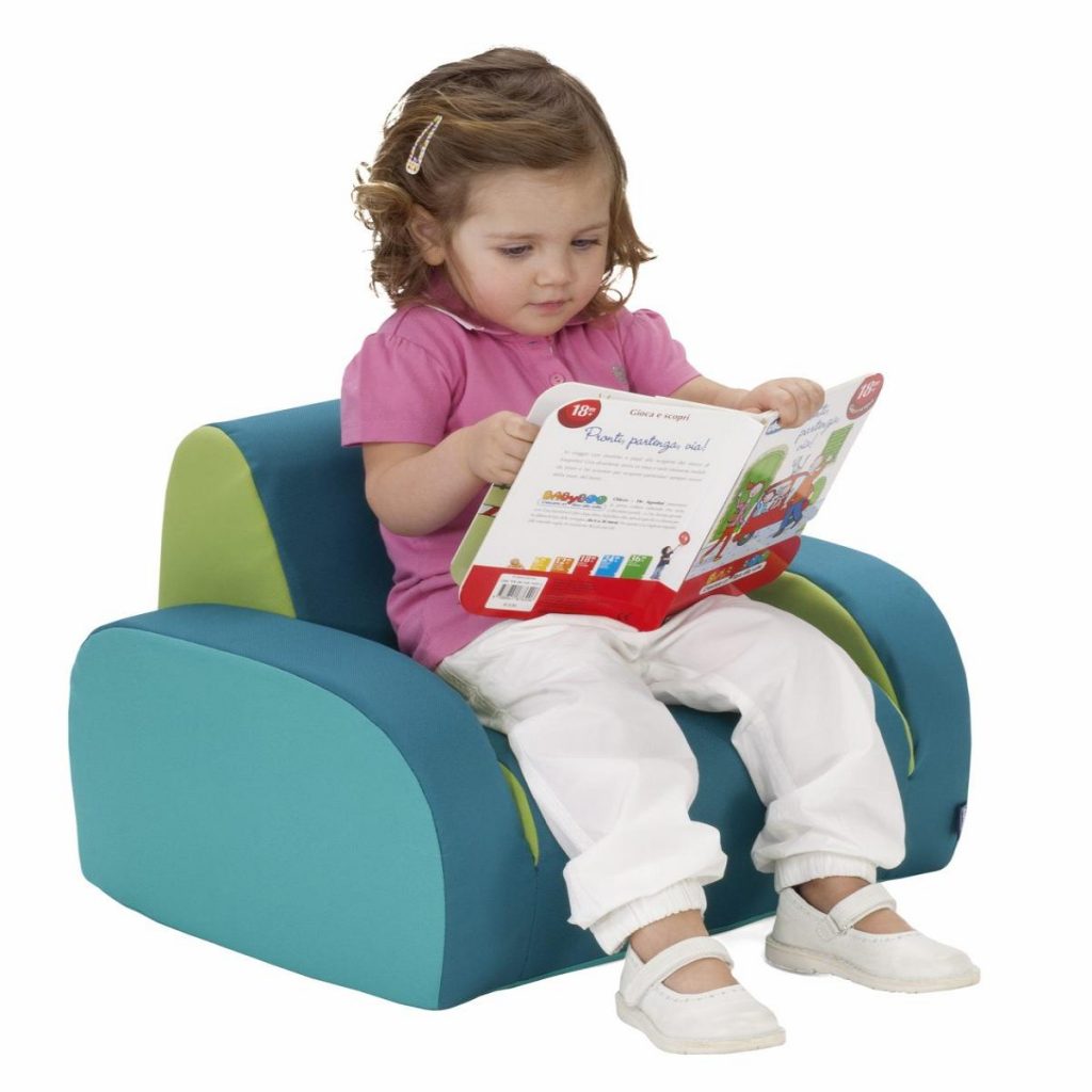 L'enfant lit sur son fauteuil enfant